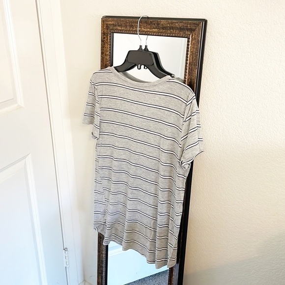 SO Favorite V-neck gray striped tee - Picture 2 of 5